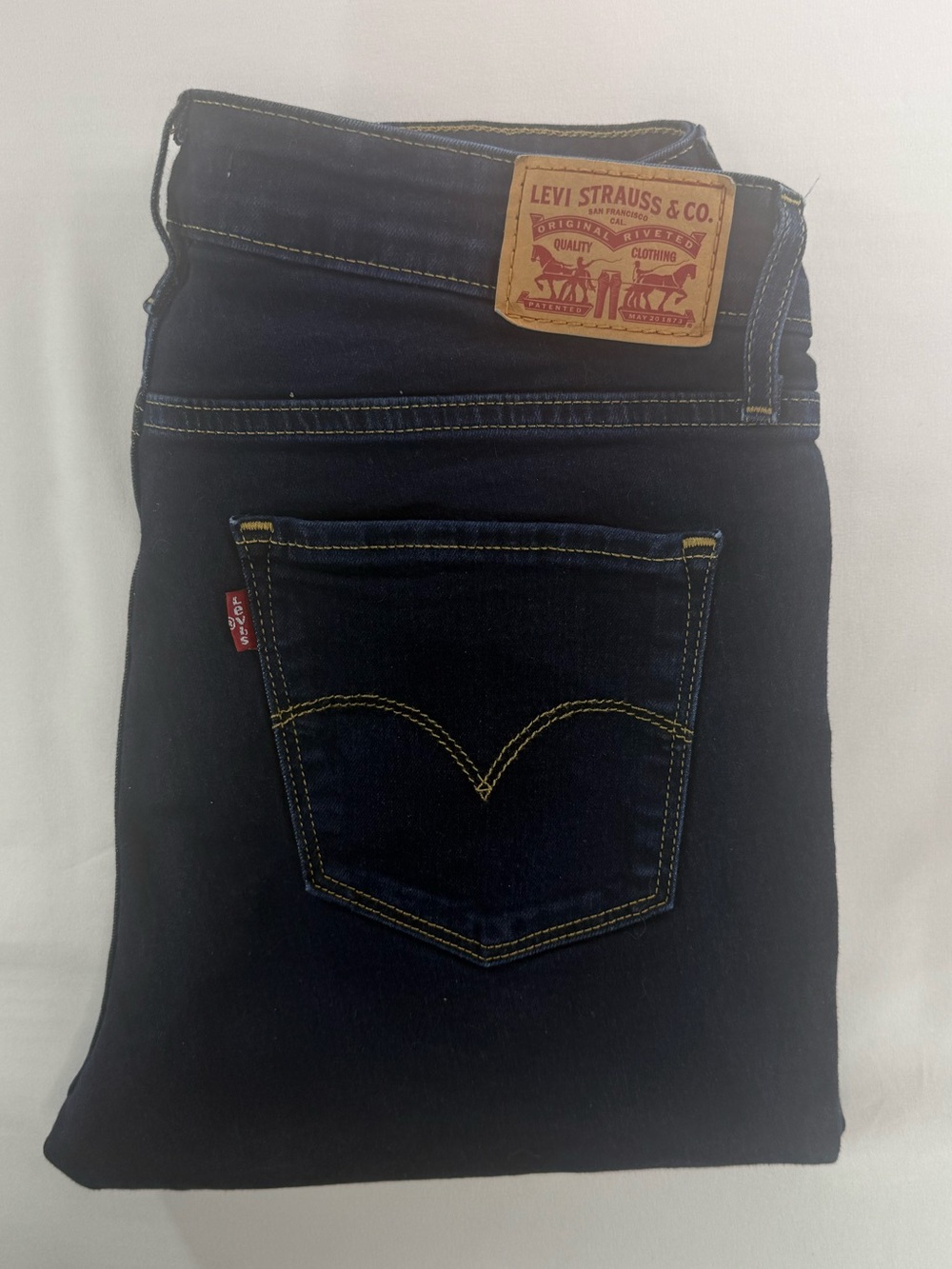 Levi's Indigo Blue Straight Leg Jeans|
Capsule Wardrobe | classic